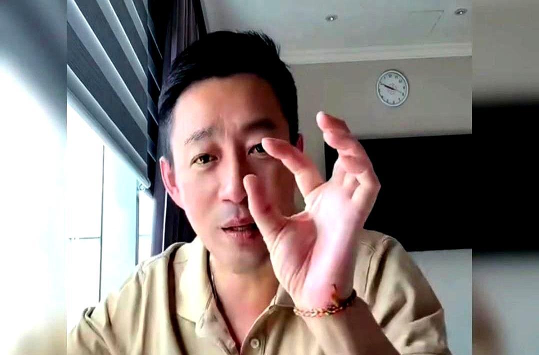 那个曾狂躁咆哮、直播间摔手机的汪小菲，现在正猫着腰顶着黑眼圈，在台北月子中心小心