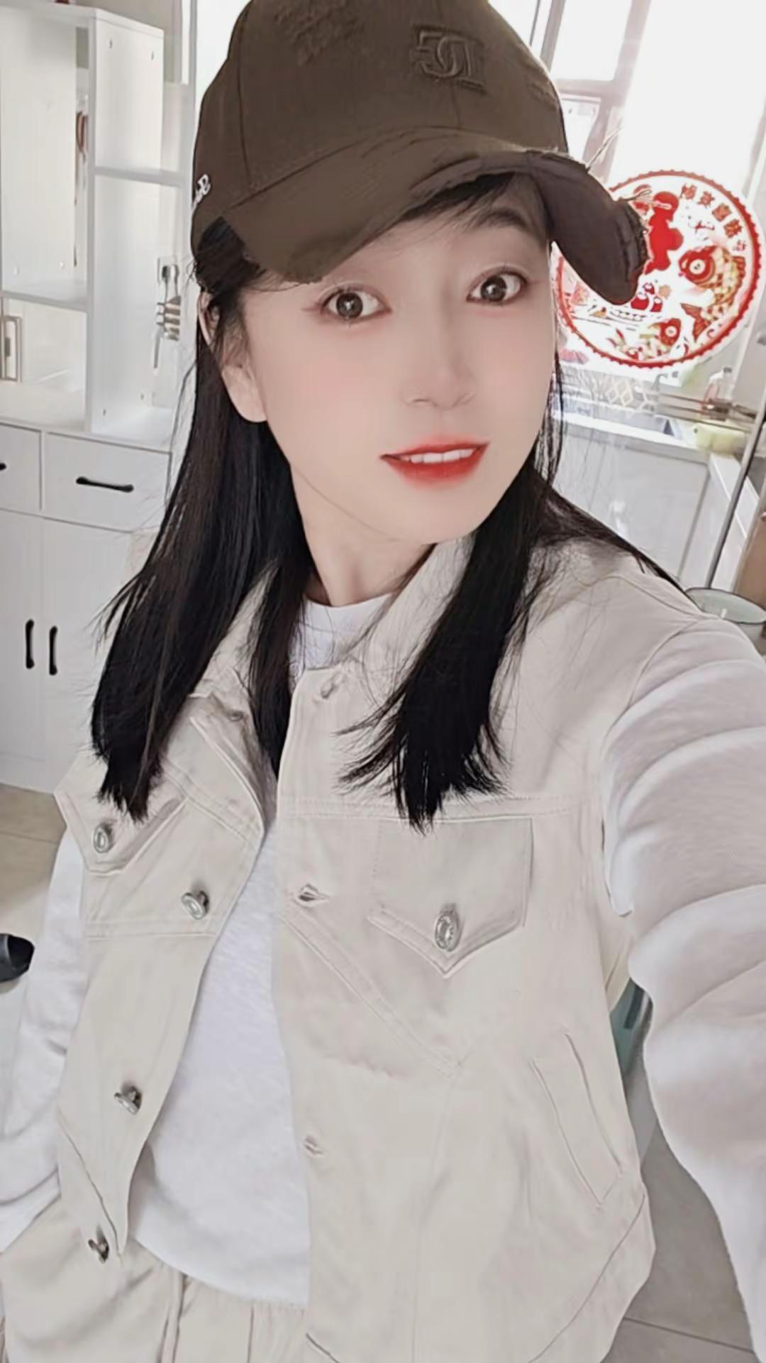 生活很美好记得微笑 今日穿搭主打一个舒服自在 初来乍到请多关照 爱笑女孩运气不差