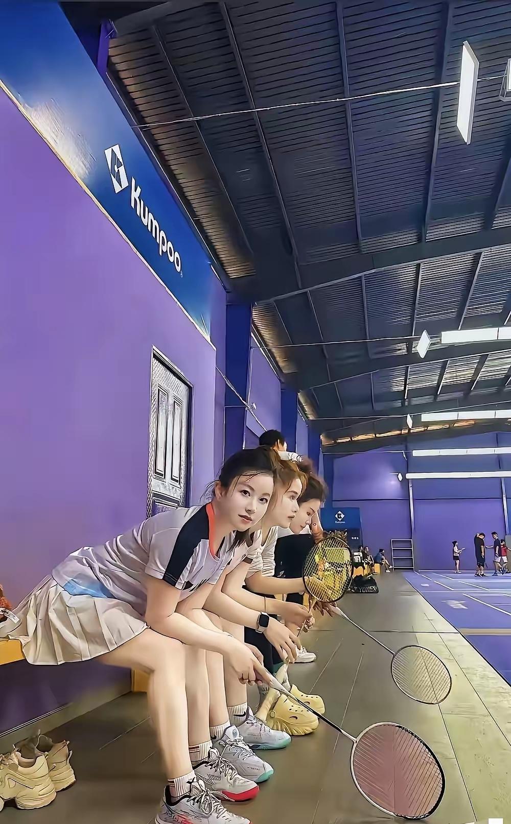 哎，这个社会，台球刚有陪打的，现在羽毛球场馆也出现了陪打的一幕。
有网友说的好，