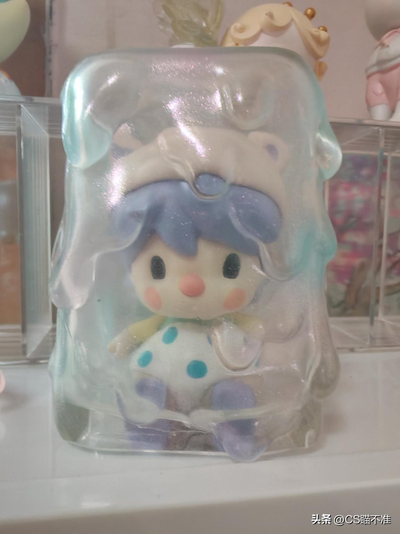 这个小家伙怎么把自己罩起来了？两年前，我有一套泡泡玛特（popmart）的小玩具