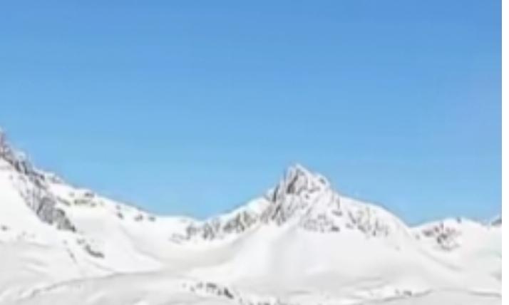 俄罗斯极端天气成因复杂。全球气候变化引发北极放大效应是主因，北极变暖速度达全球平