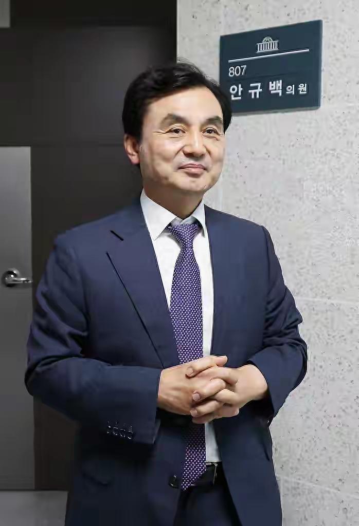 韩国国防部长安圭伯公然宣称“毛泽东的座右铭就是我的座右铭”，全然不顾自身敏感身份