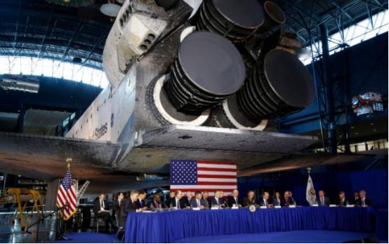 为了不让中国用卫星看美军航母等目标，美国太空部队将部署两种新型武器，与之前武器协