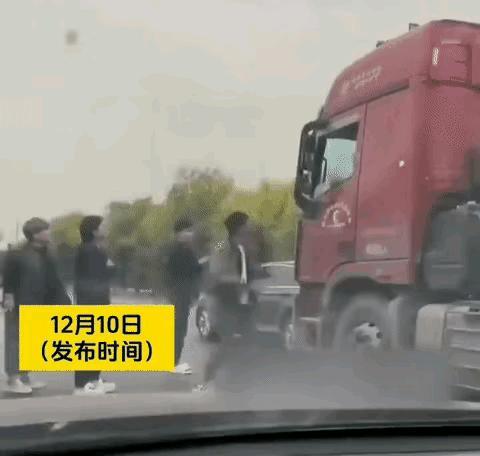 小伙下次应该不敢嚣张了，，小伙没想到他真敢压，进入盲区了。司机以为两个人走开了，