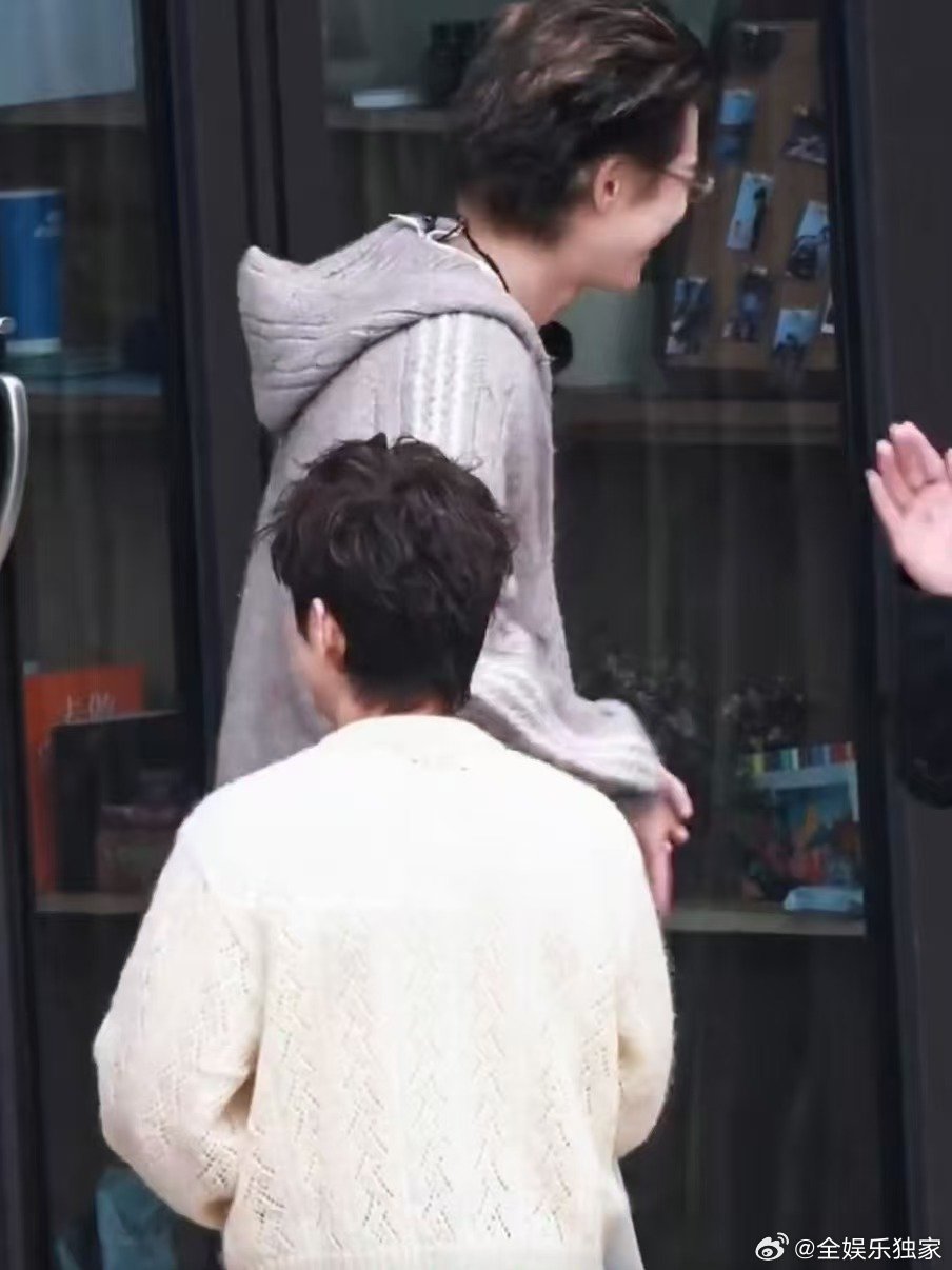 何炅误入客栈杀猪盘亲爱的客栈本是做客却干了两天活，王鹤棣吴泽林可太会安排了 