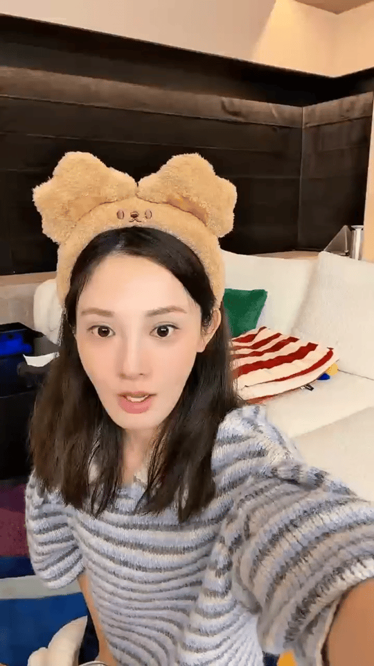 她没有把付出当作勋章，反而看见了万千普通人的努力。彭小苒的这句话，让我们相信，真