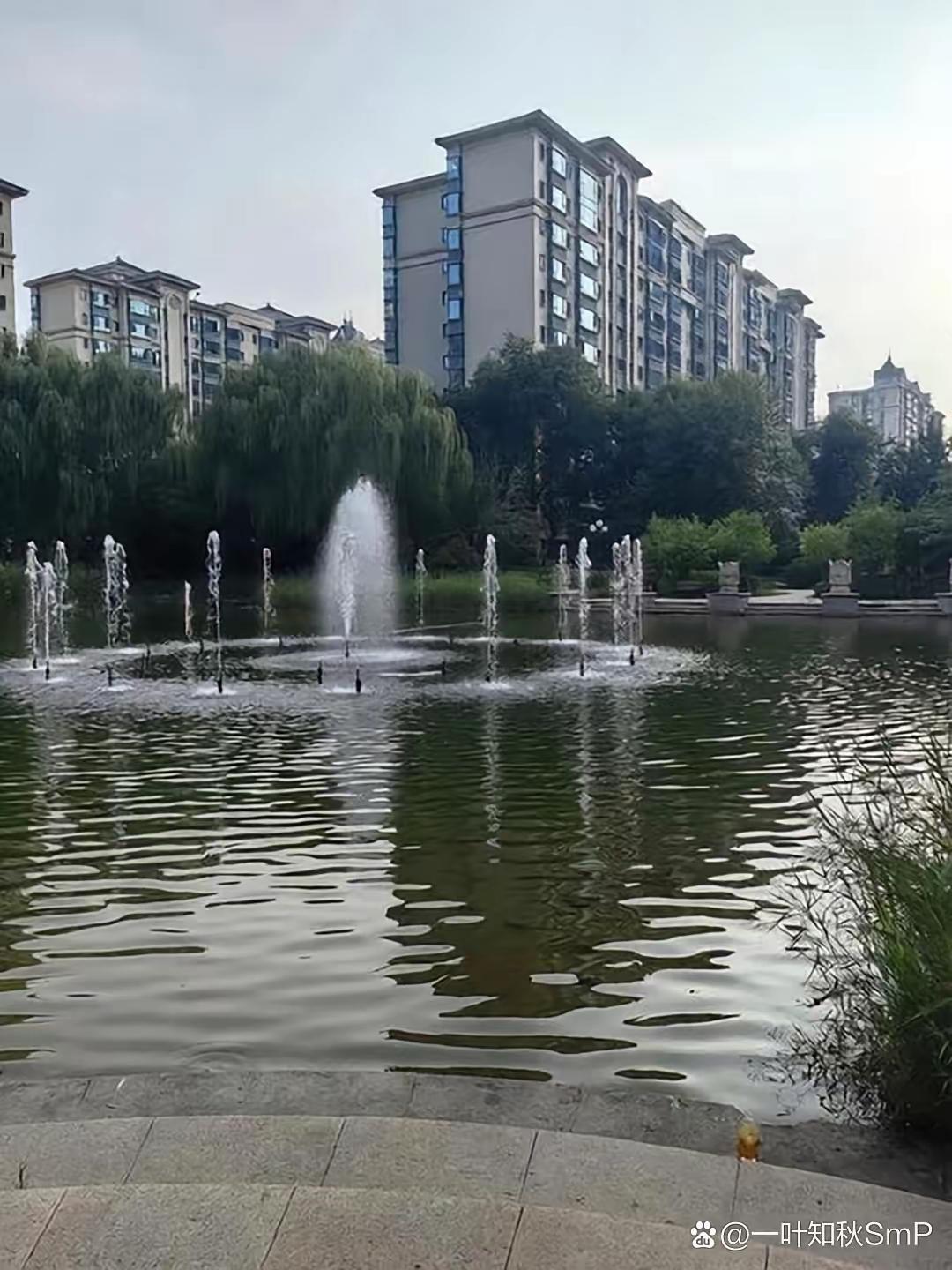 说实在的，最讽刺的莫过于人垮了，但他早年打造的楼盘依旧被市场认可。很多人都在聊许