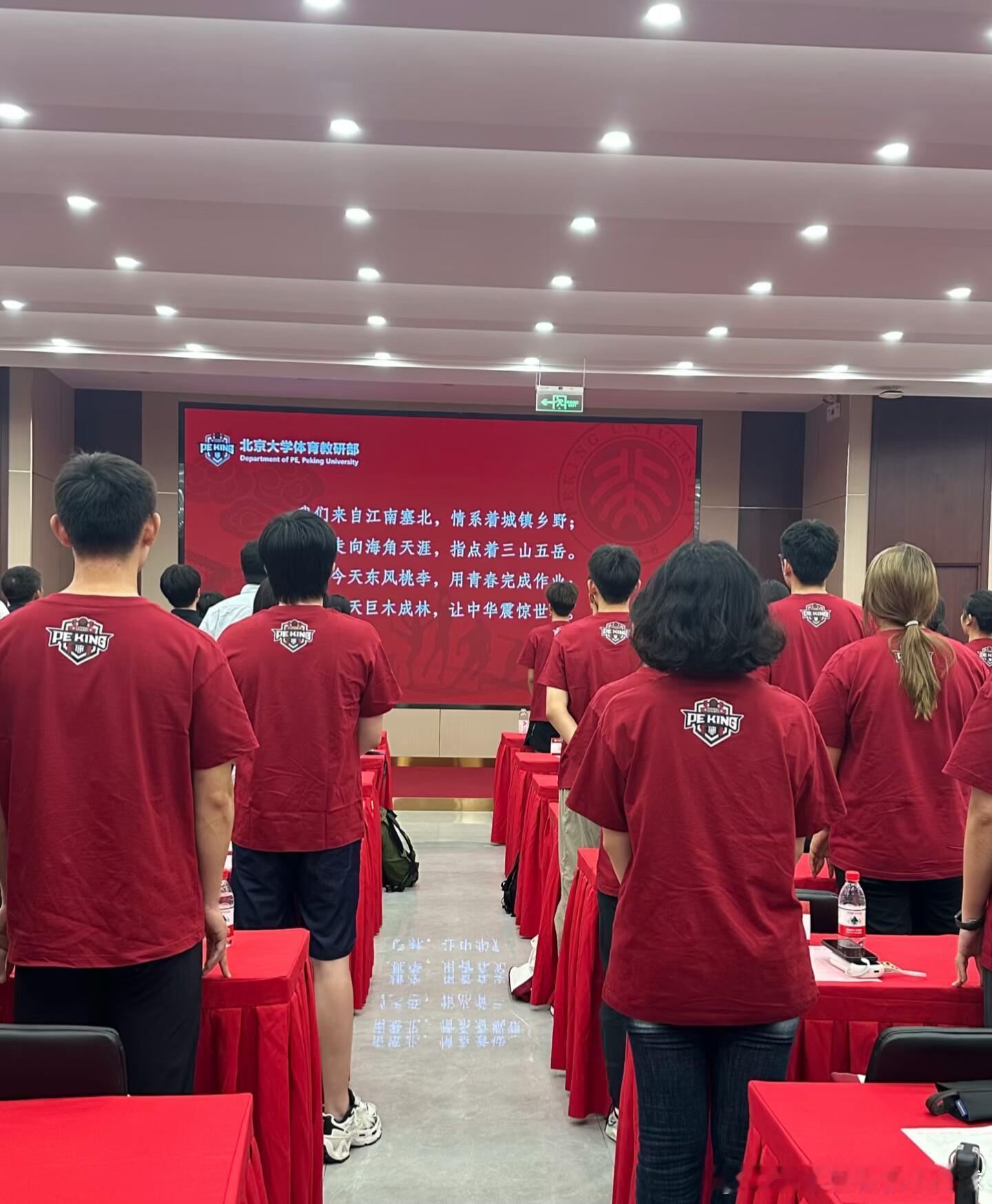 楚钦认真唱歌，这权威的背影[点赞]王楚钦 ​​​