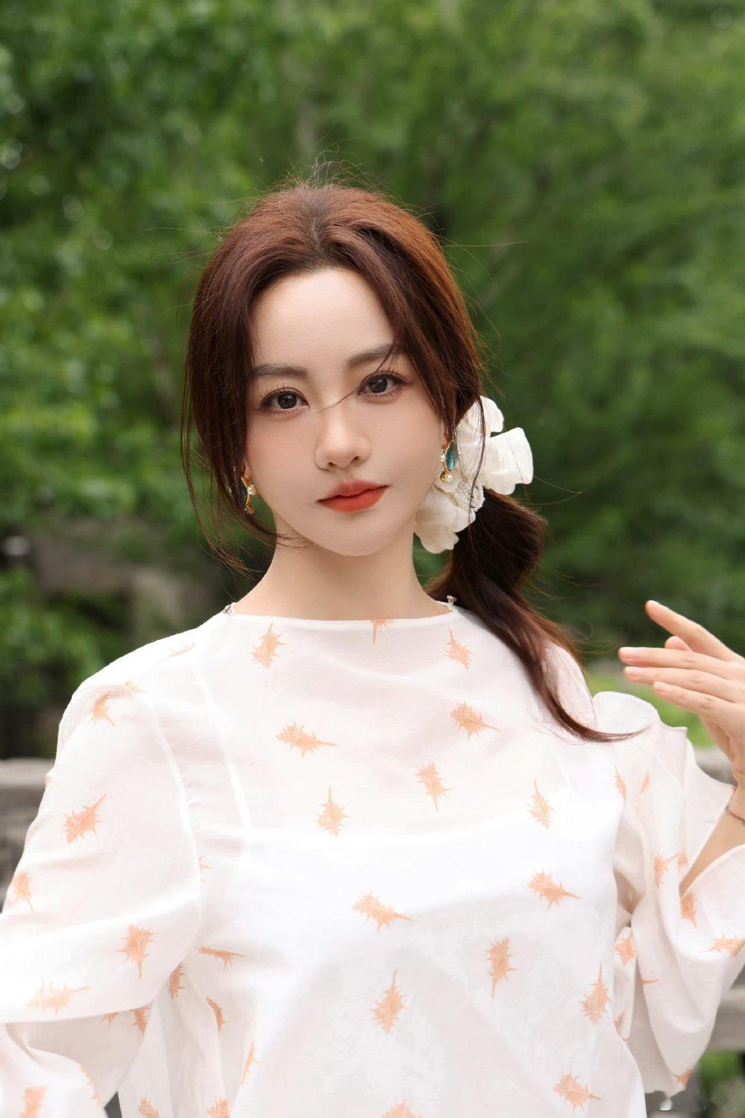 朱一龙杨蓉因情定三生认识朱一龙杨蓉互称老师十多年的老友，十一年准时庆生，早年杨蓉