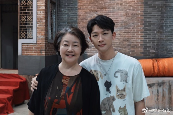张晚意晒新剧杀青照张晚意但愿人长久杀青照 张晚意新剧杀青！捧着鲜花圆满告别孙竟成
