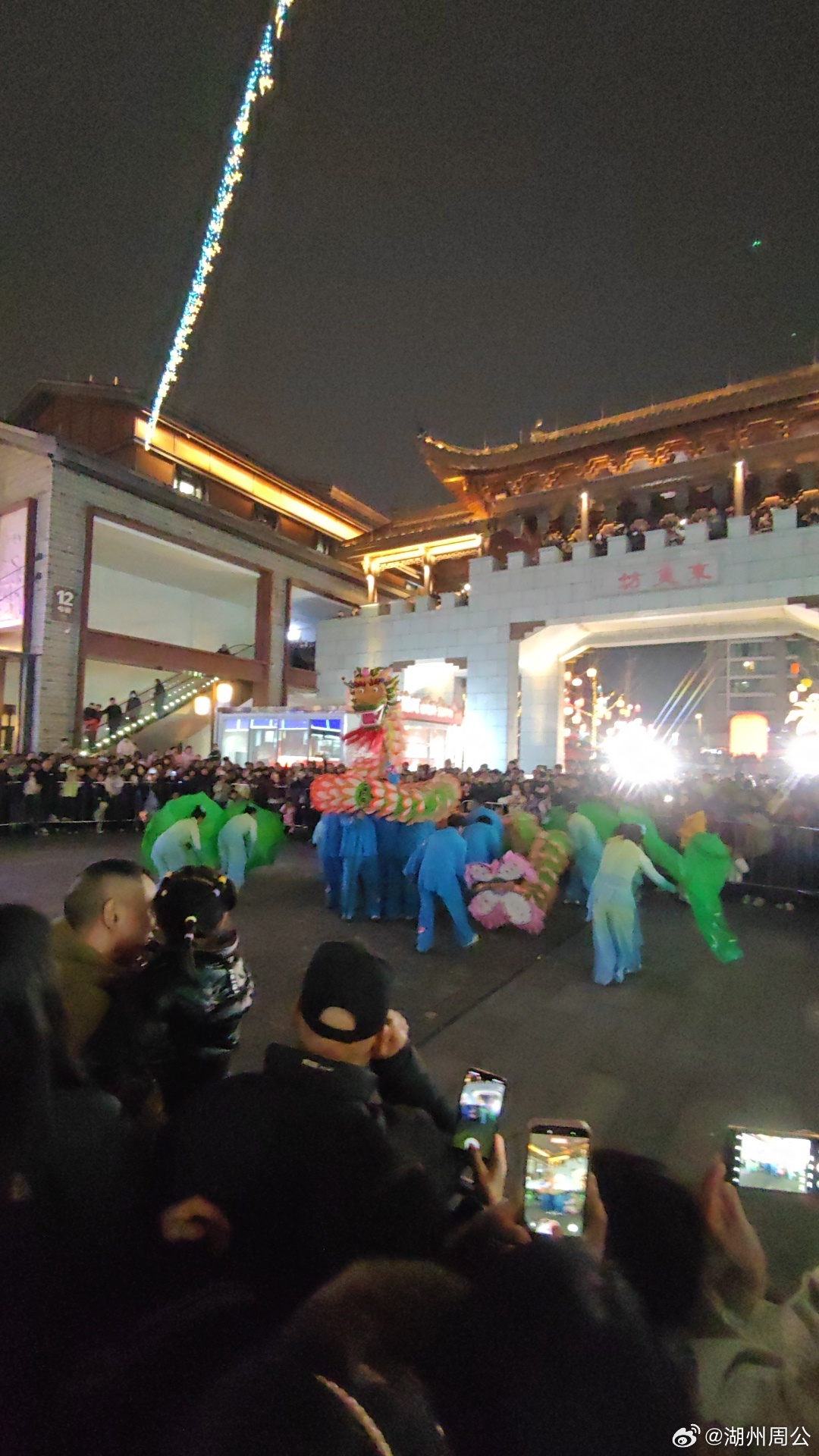 浙江长兴非遗闹元宵太出圈了浙江湖州长兴元宵顶流来袭！龙狮腾跃、鱼灯漫舞、马灯添喜