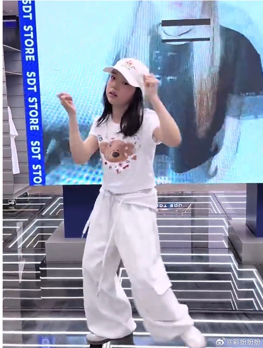 我堂妹，妹夫因为车祸去世了，当时女儿也就四五岁吧。 后来堂妹改嫁了，又生了一个女