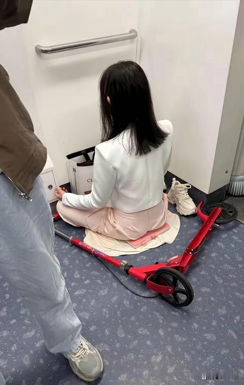 地铁上那幕，简直惊掉下巴地铁上的一幕