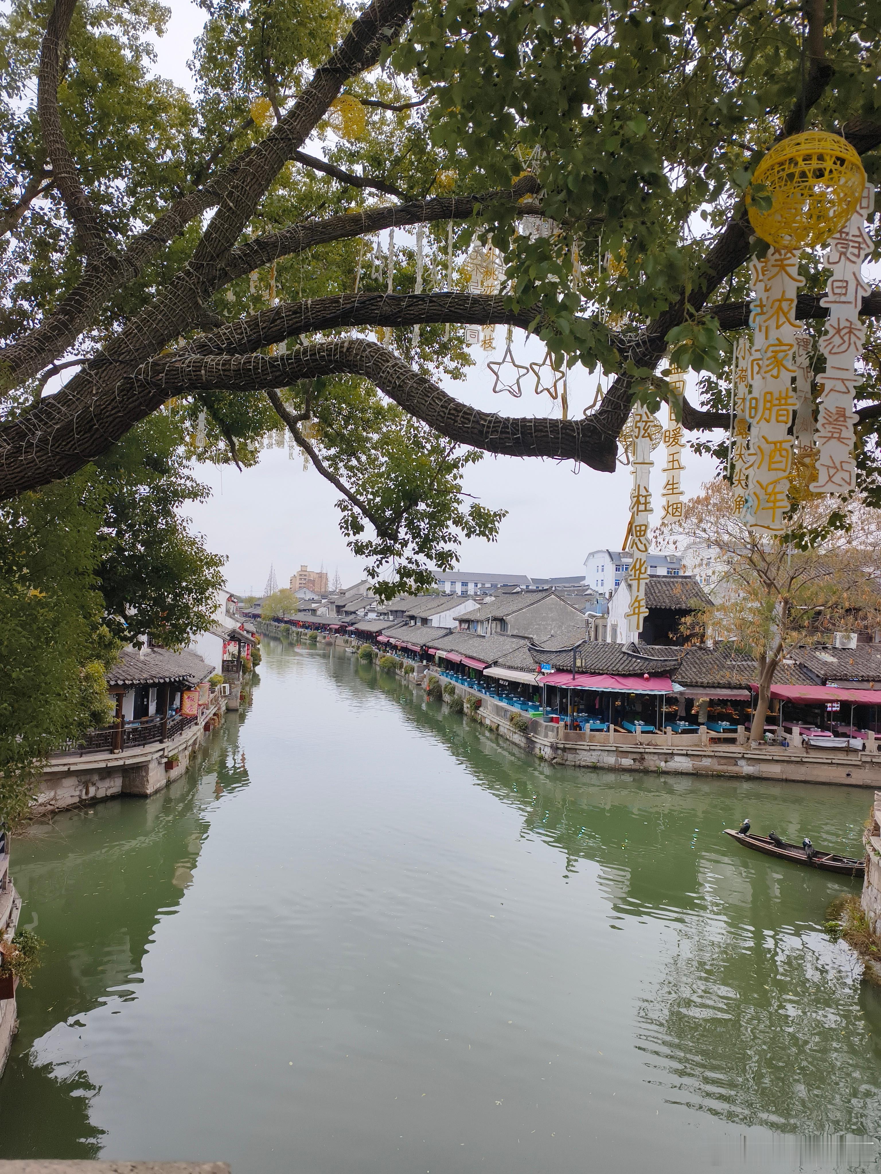 人要平静任何时候，都要有让自己平静下来的能力。不必告诉别人你有多难过，多天真，多