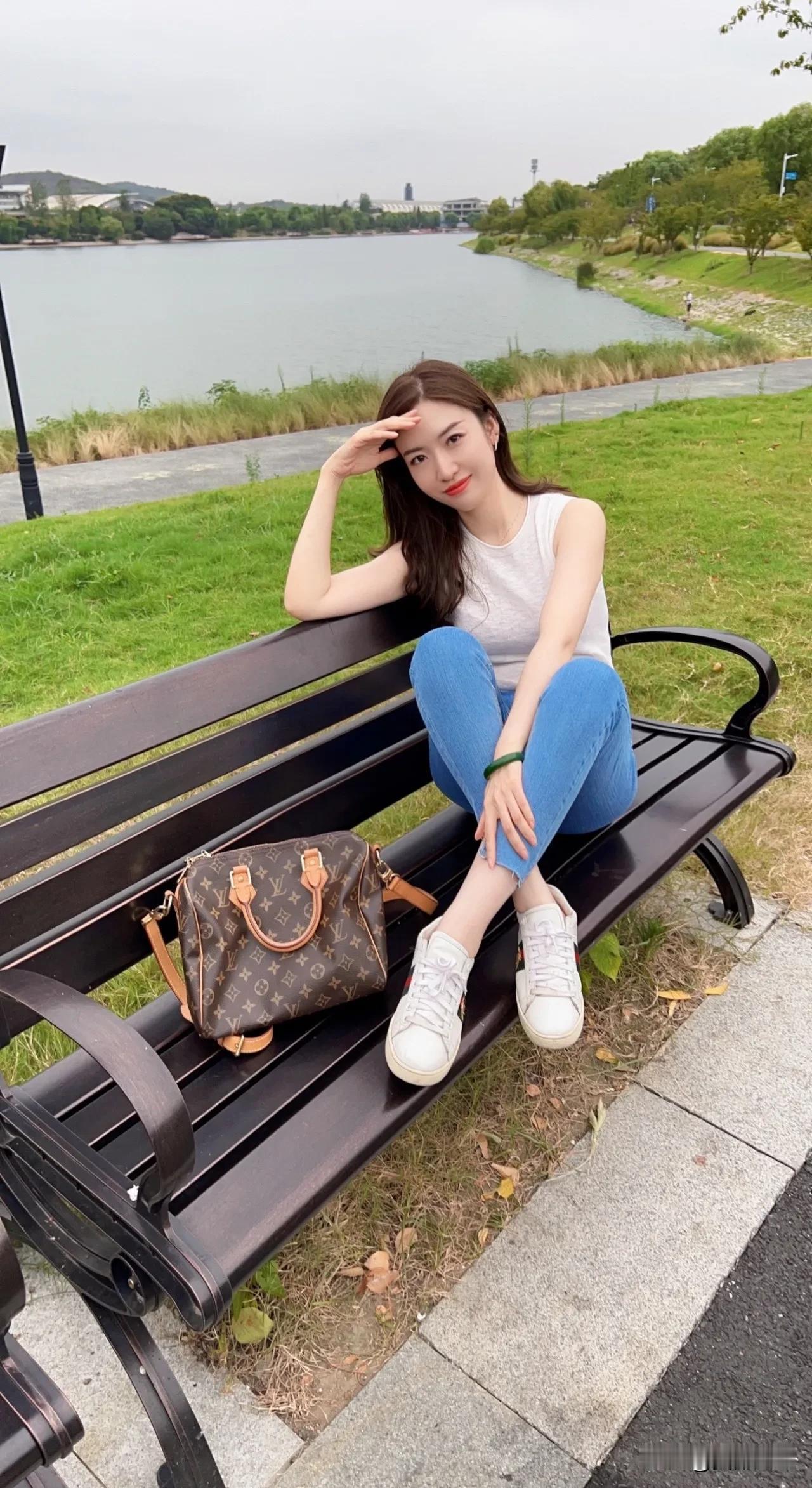 生活就像拼多多，
砍一刀还有一刀，
永远差那么一点。