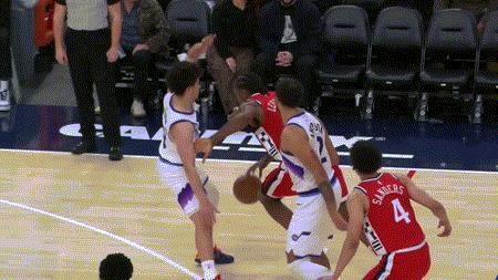 再看一下伦纳德今天的这个负角度后仰跳投 伦纳德