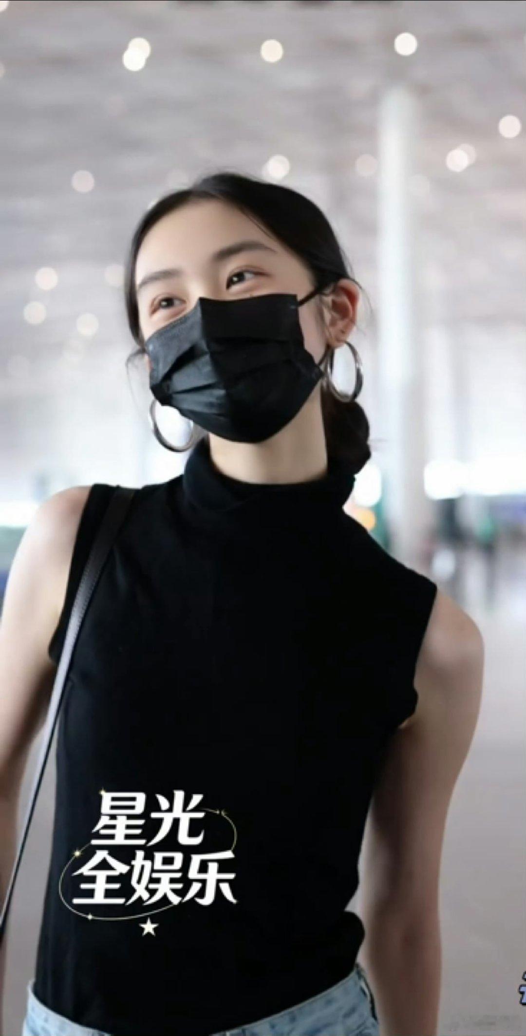 黄多多放暑假回国现身机场，好漂亮素颜好美黄多多这气质真的是独一份的黄多多下沉口碑