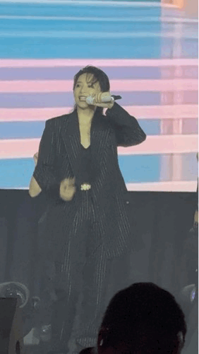 李斯丹妮现场稳得没话说，观众镜头离得远，她却1080P般清晰，每个瞬间都有力量，