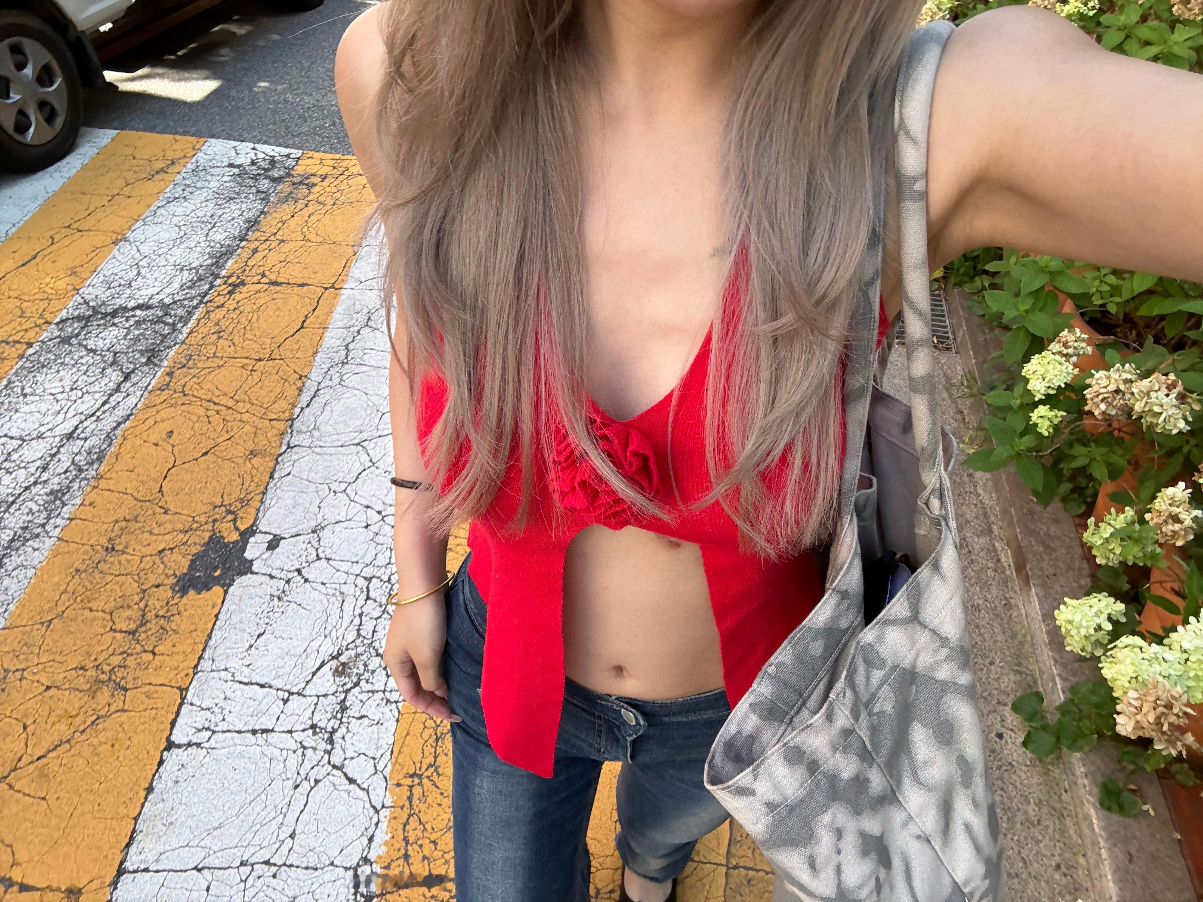 还是这个砂金色，顺便剪了个层次，韩国每次染的颜色都不会错，美中不足是理发师不给我