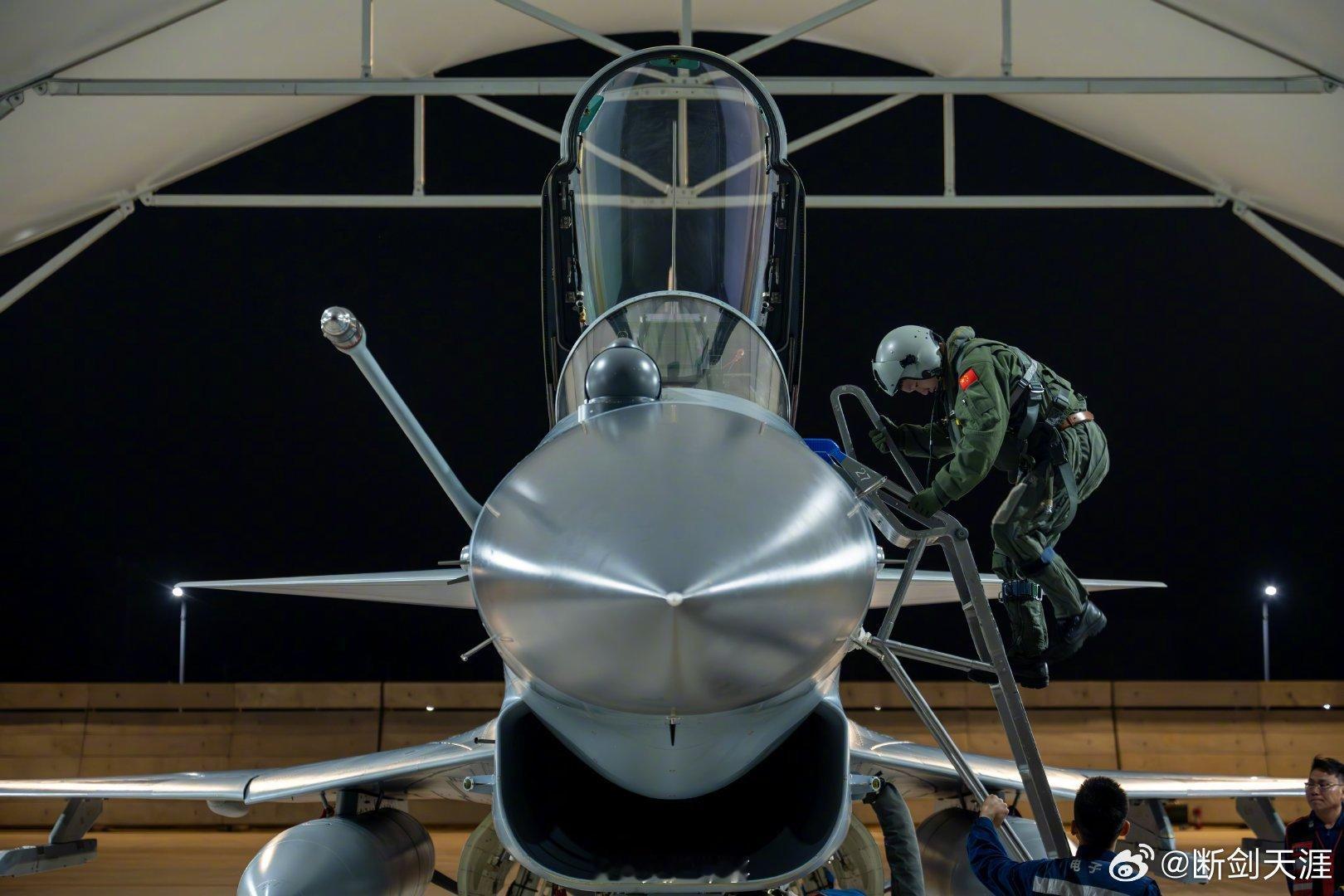 又被中国战机给帅到了多批次、全要素、高强度跨昼夜飞行训练，锤炼部队全天候作战硬功