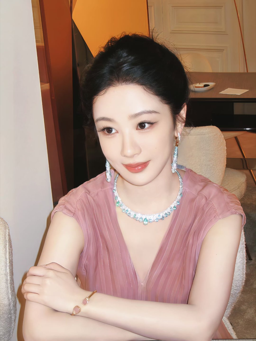 杨紫宝曼兰朵全球品牌代言人杨紫  yz 杨紫李祯人需在世上磨，方能立得住。静亦定
