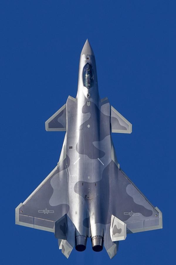 真不敢相信歼20已经问世15年了，时间过得好快。还记得当年黑丝首飞时引发的轰动，