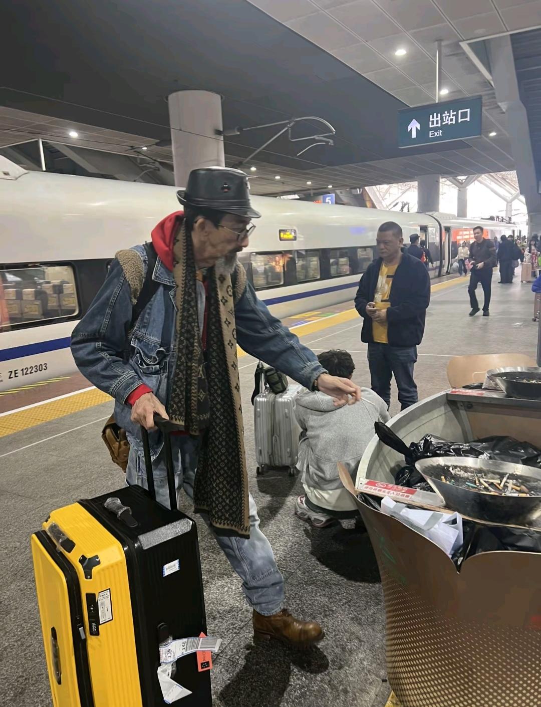 最近演员车保罗，
在高铁站抽烟的一幕，
被网友拍了下来。

66岁的他，
双颊凹