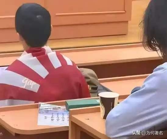 陈同学不简单，他的家境不是普通家庭，光一年学费就得十多万，普通家庭供不起！
他申