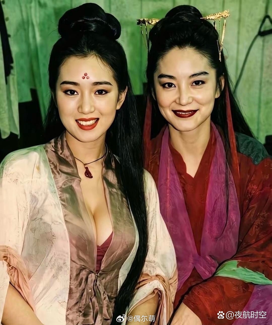 巩俐跟林青霞两大女神同框，一个是明艳大气的风情，一个是又英又媚的飒。 