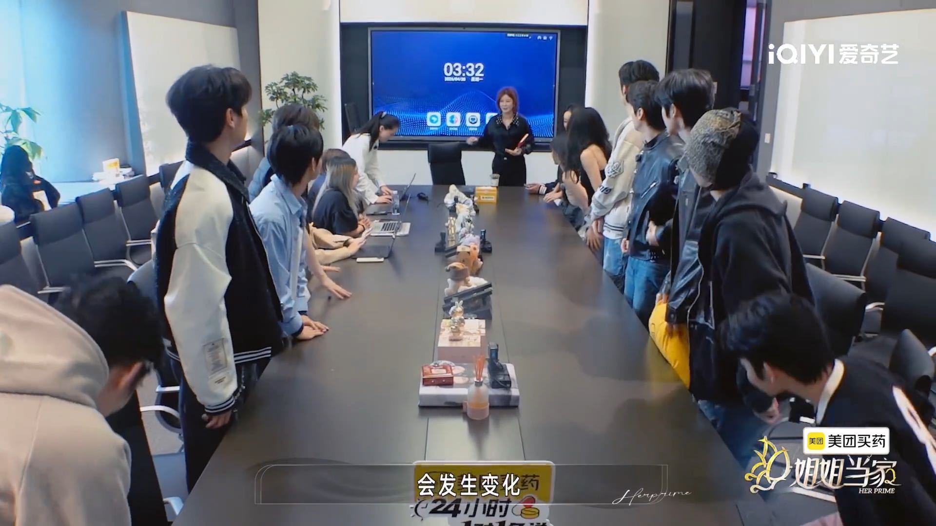 姐姐当家谢娜镜头杜华给谢娜展示娃娃 熟人客串会不会弱化综艺拘束感？ 