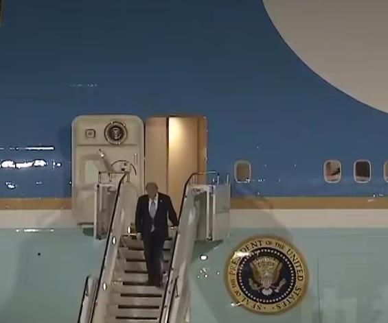 空军一号，特朗普答记者问:
 
在空军一号随行采访中，记者直接抛出尖锐问题：“中
