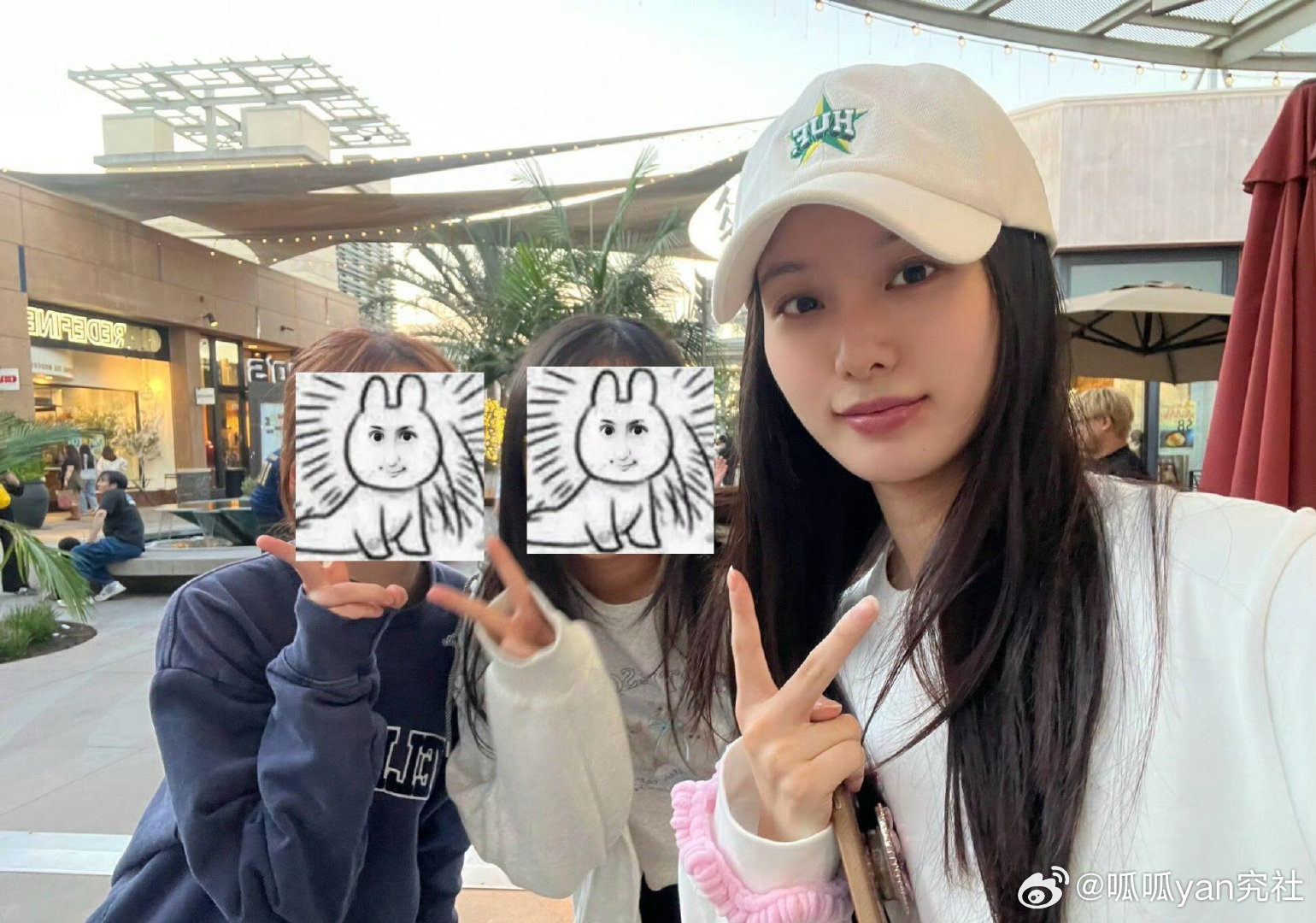 #徐艺洋近期状况#黄子韬徐艺洋美国逛街被偶遇，两人打扮很低调，徐艺洋素颜和路人合