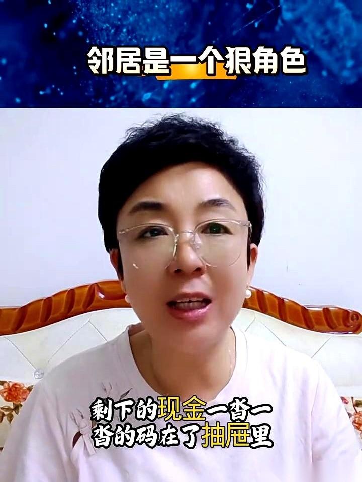 一个单亲妈妈跪在他家门口，孩子白血病，就借一万块救命。
他隔着门板，冷冰冰地说：