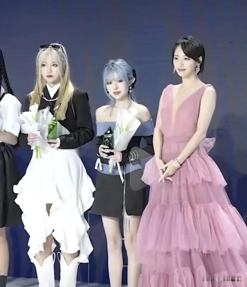 我觉得徐璐和张嘉倪虽然是漂亮的，但放在娱乐圈的明星中，她们俩的美貌上都不算出挑的