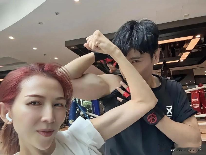 健身房“武打大片”来袭！蔡少芬张晋肌肉CP太飒了

1月15日，蔡少芬晒出与张晋