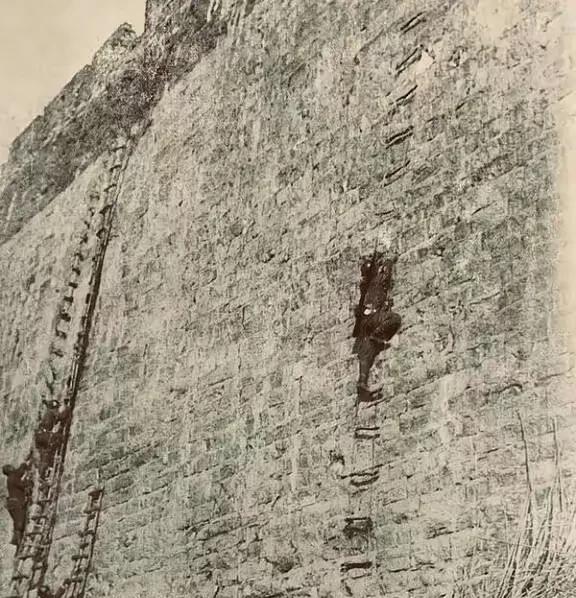 1937年的南京，输就输在，唐生智以为当初朱元璋修的墙，十米高的城垛，厚达18米