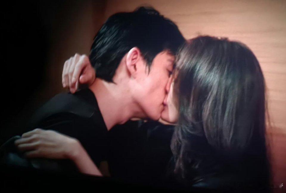 网友说，酱园弄演了个情人，惊蛰无声又演了个情人，大导选角的眼光真是…… 