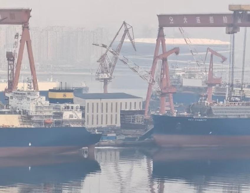 今天玩的004侧视图 侧壁越来越高了，已经来到飞行甲板高度，此模块顶部就是飞行甲