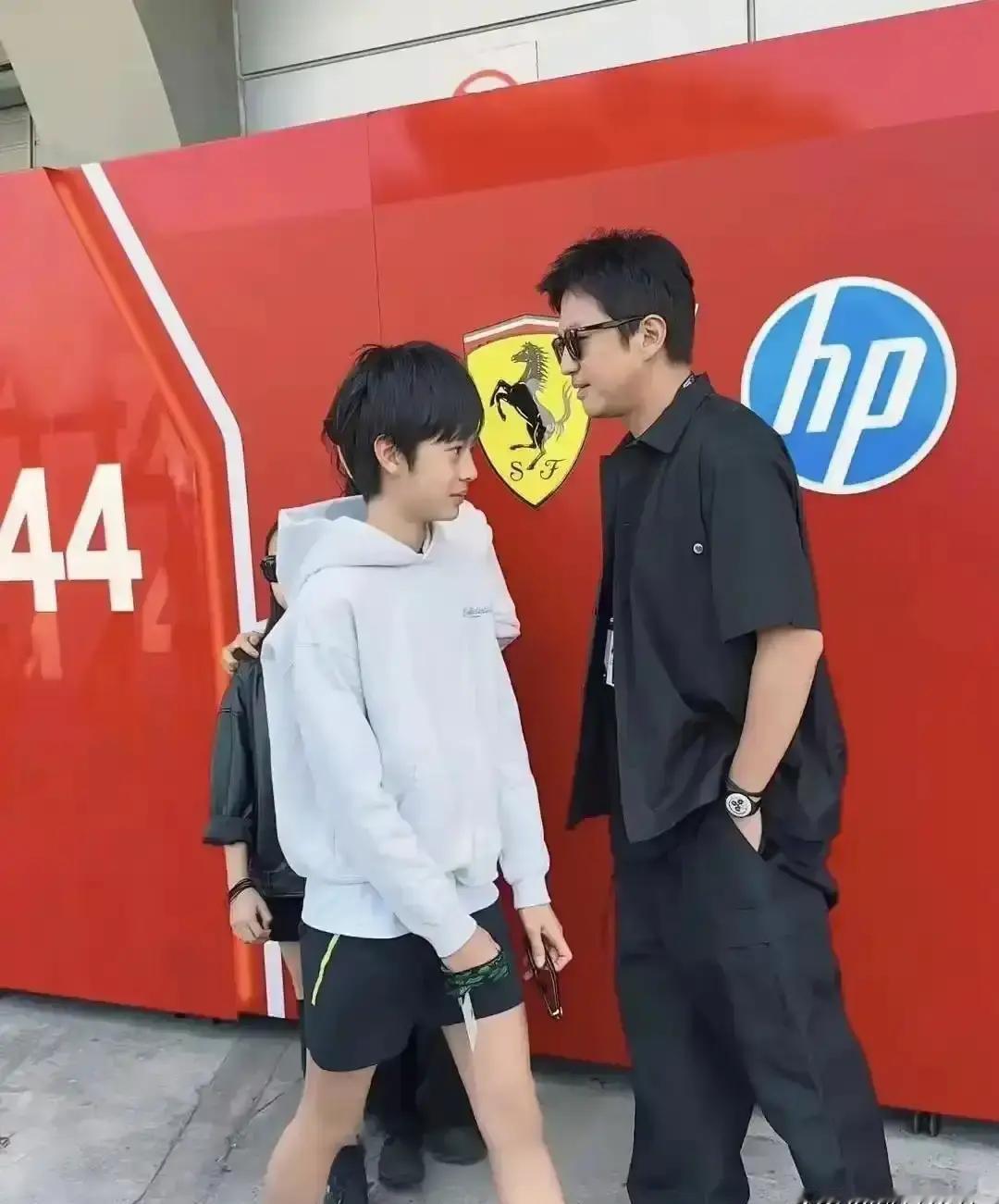 他，不是邓超的“复制品”，却是球场上的“狠角色”！
等等，13岁就敢和180cm