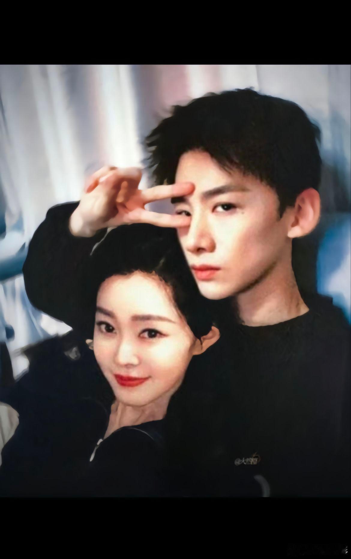 #江小宴说白敬亭宋轶没分手# 近日，娱乐圈内关于白敬亭和宋轶的恋情传闻再次成为热