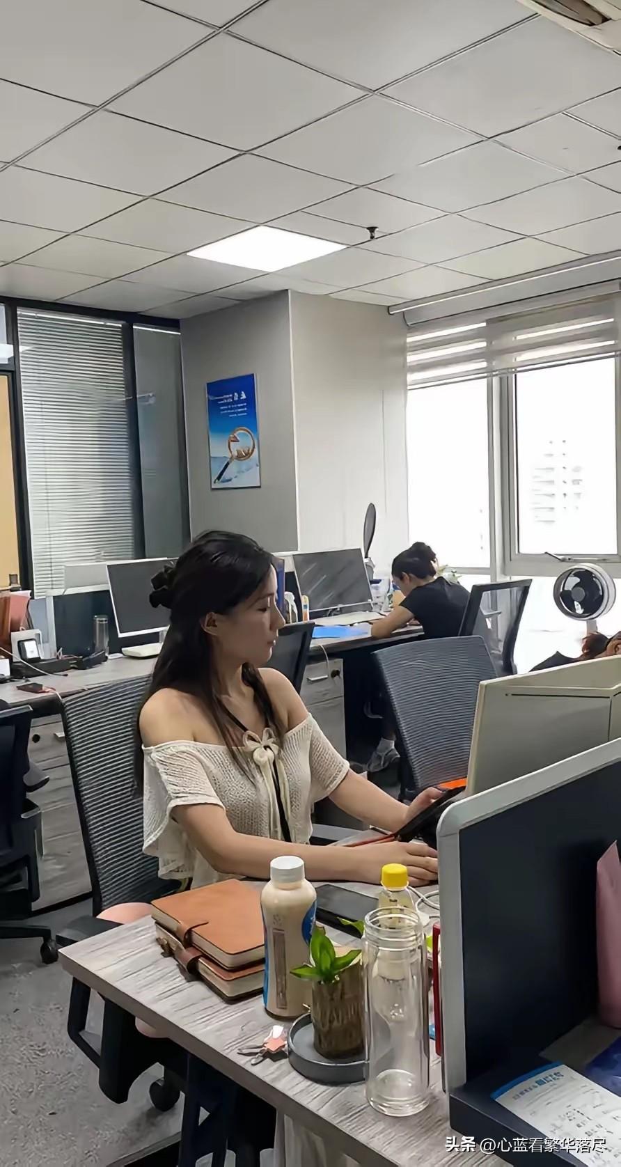 感觉这公司里面肯定没有男同事吧，不然的话这女员工穿成这样来上班，要是有男同事们在