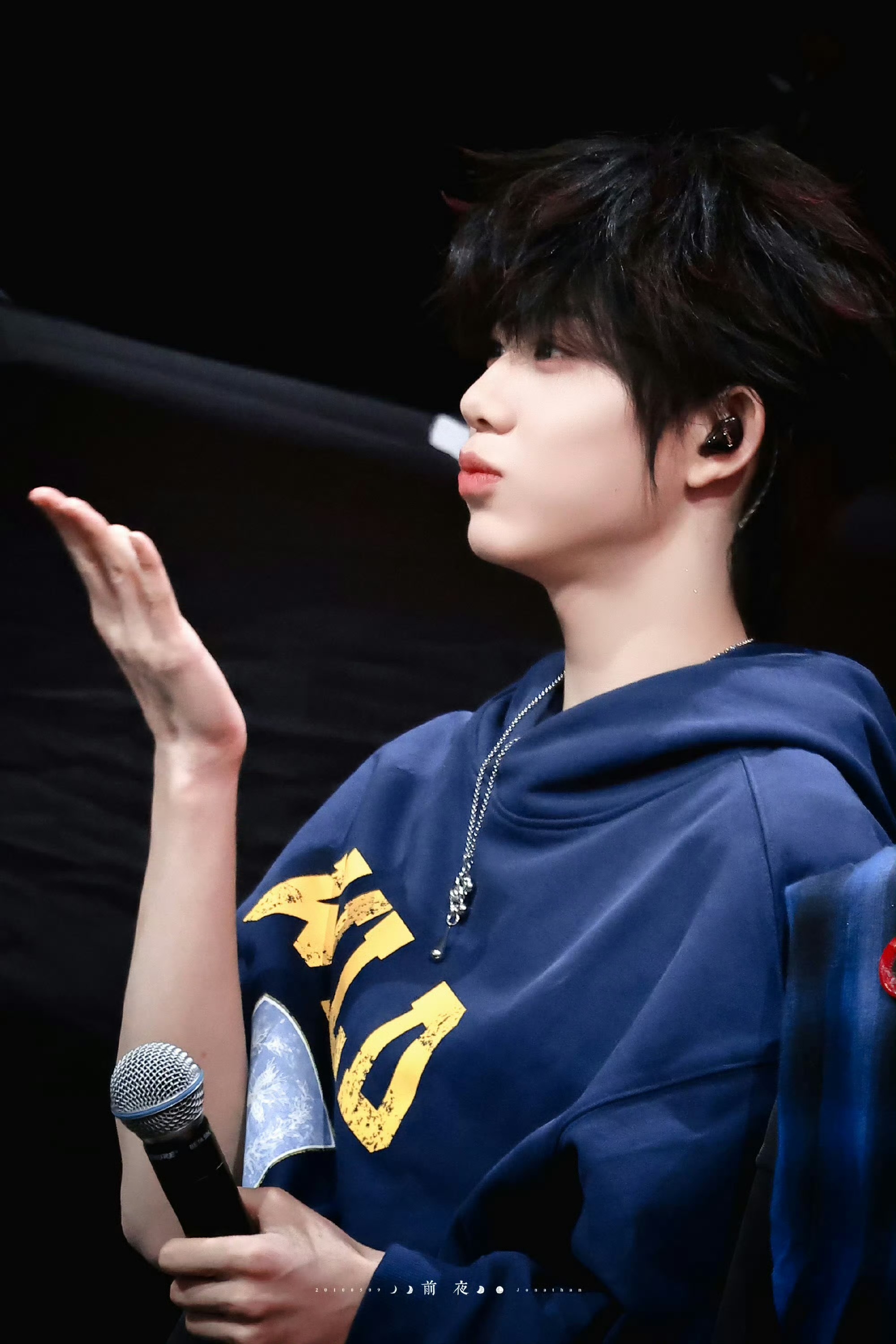 tg  陈奕恒外套斜穿 舞台造型亮点十足！外套斜穿解锁随性新风格，松弛感拉满，时