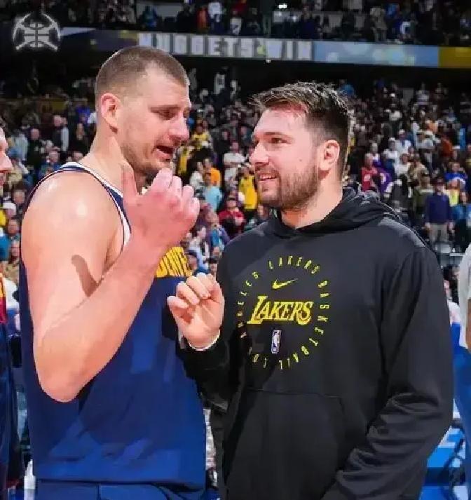 中锋不抢篮板，控卫不得分——这个常识已经被三个外国人撕碎了。
 
看约基奇：20