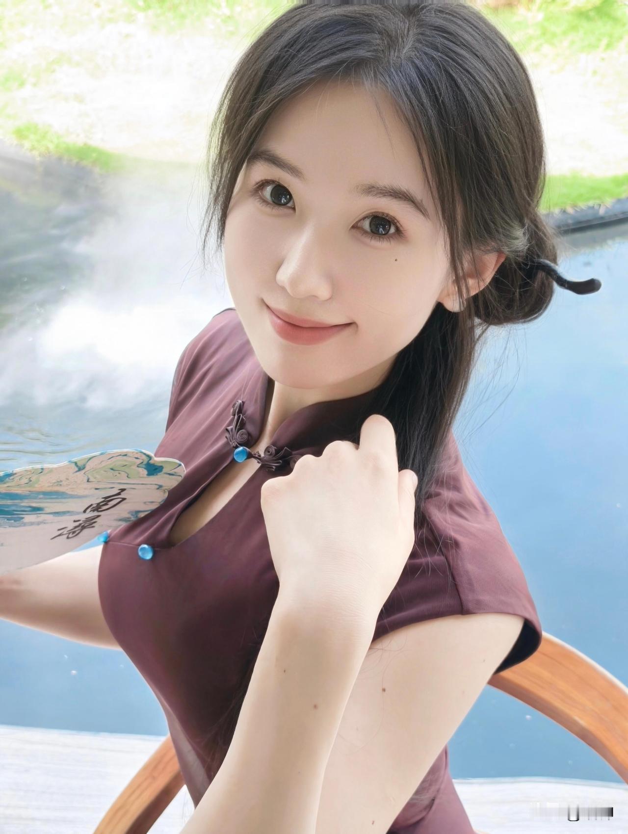 小学女教师
旗袍，
我的舒适区~
逃离城市喧嚣，
来棋山禅寺感受禅意时光，
每一