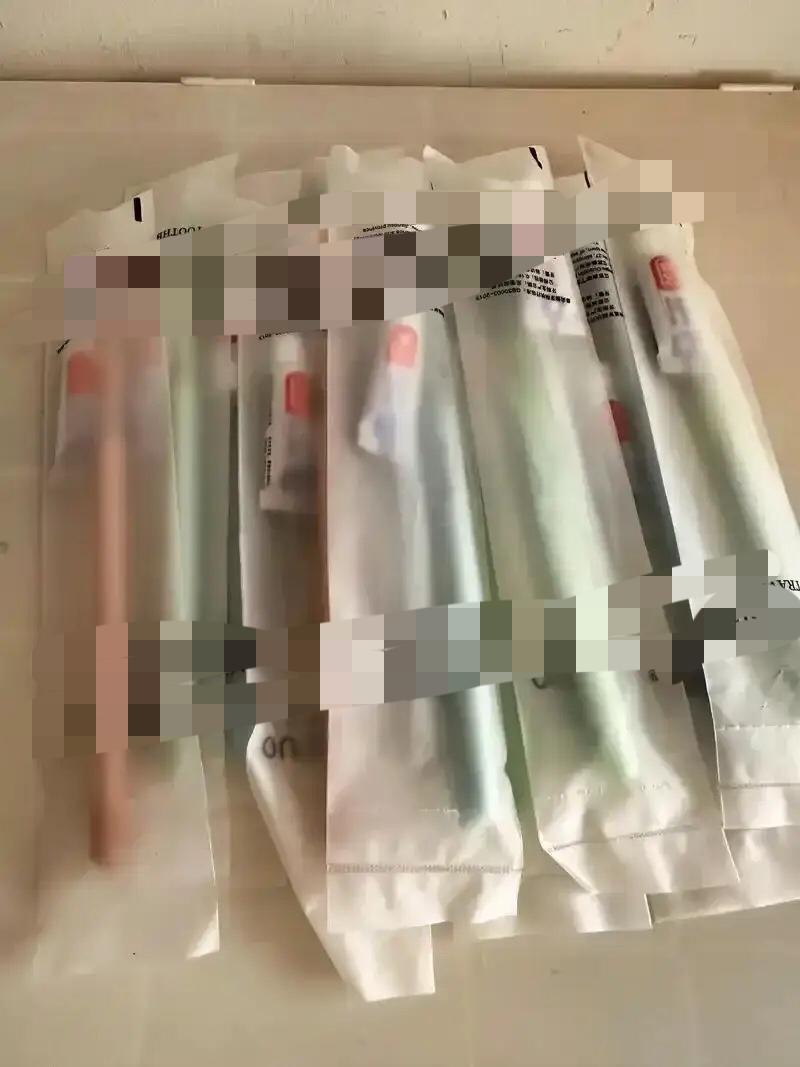 真的不敢细想，平日里在外住宿随手拿起的一次性牙刷，背后竟然藏着如此触目惊心的黑幕