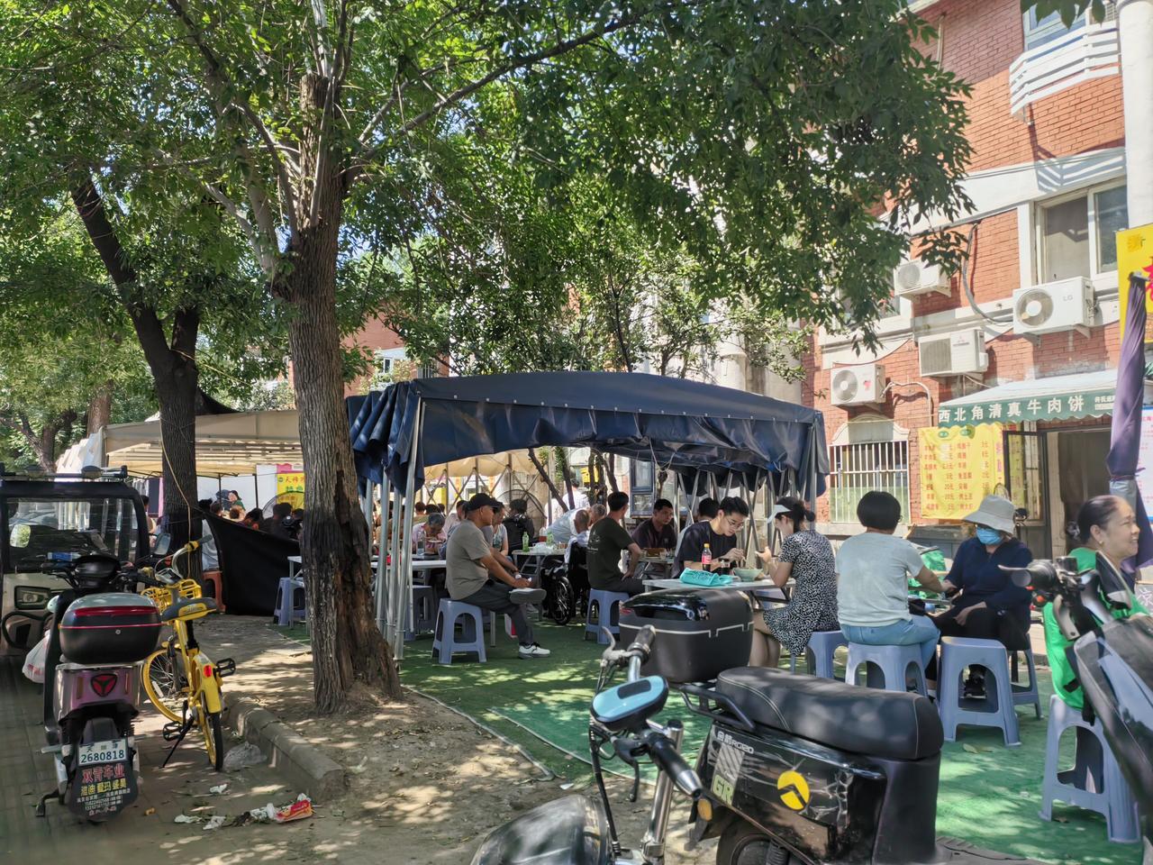 上午十一点半吃过饺子，带俩孩子出发去大胡同买餐桌垫。骑行六公里来到了大胡同。
 