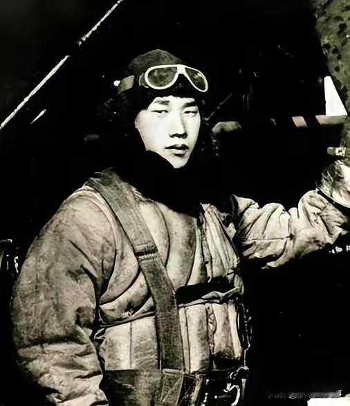 抗战时，四个坠机的日本飞行员在坟地休息后，继续沿山坡往南走。由于道路不熟，又走回