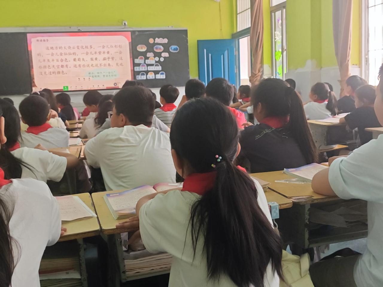 近些年不少老师呼吁：能不能实行双师制，一位专心讲课抓教学，一位专职进班维持纪律。