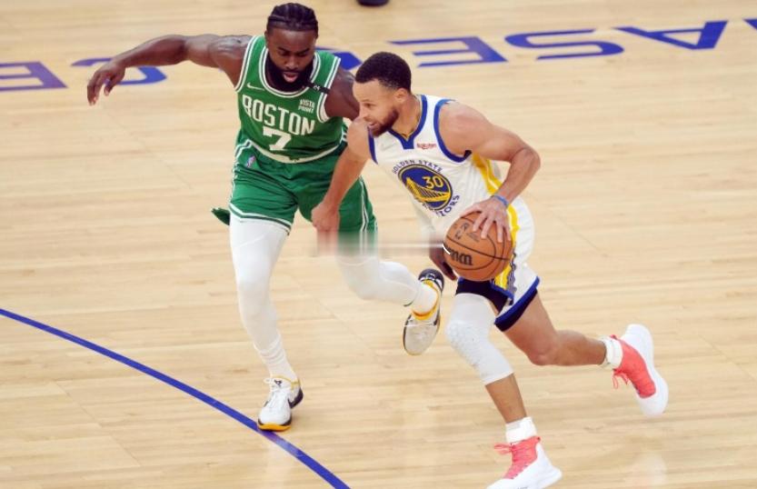 昨天，凯尔特人球星杰伦·布朗现身友人直播间。友人：我是库里的球迷，我也是勒布朗的