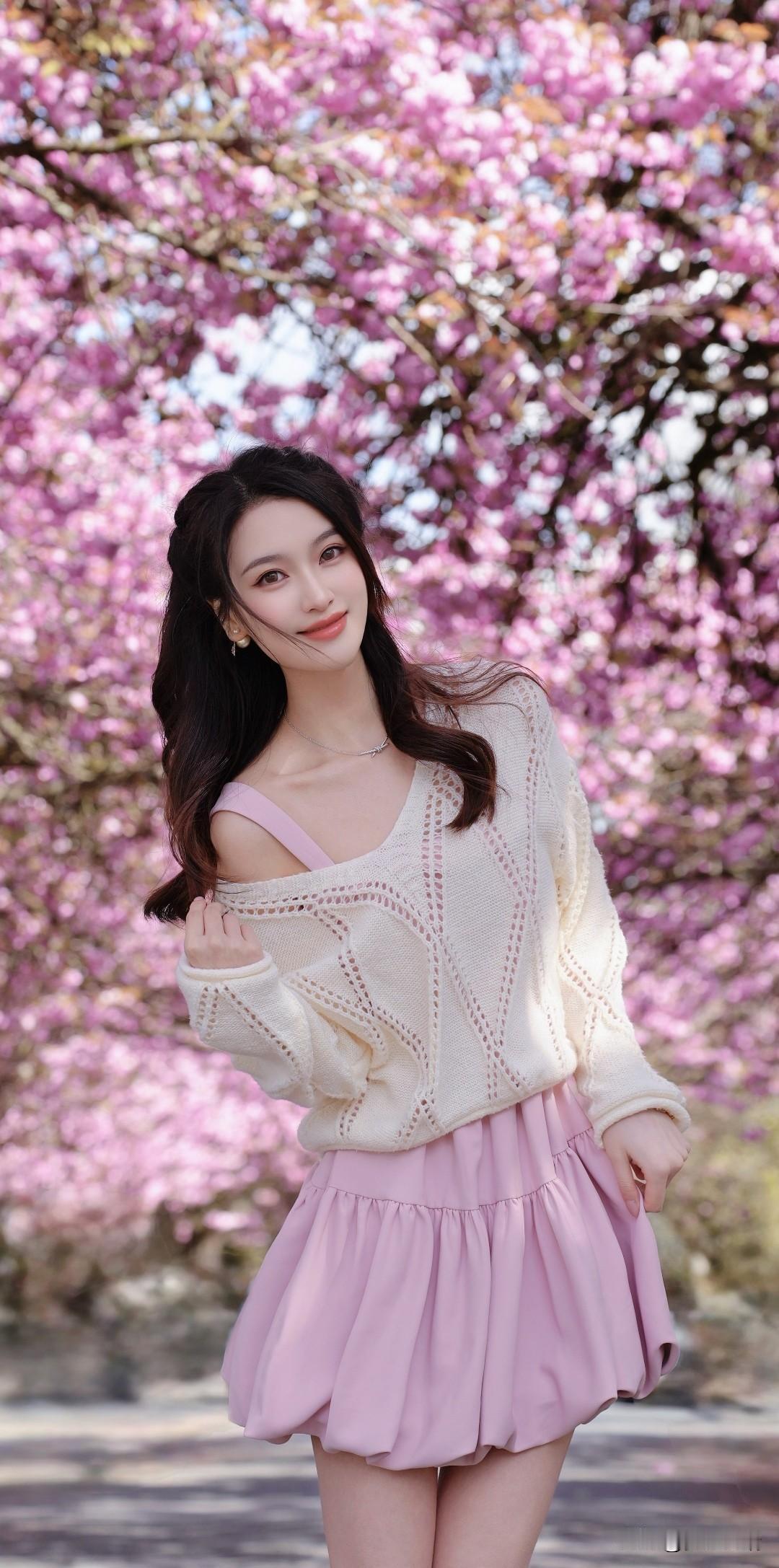 樱花树下，甜美少女，粉色裙摆，春日气息。